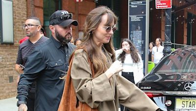 Dakota Johnson a trouvé le sac en daim idéal pour l’automne