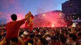 Los aficionados españoles festejan el triunfo de una selección que les ha cautivado
