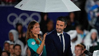 JO 2024 : La jeune femme qui a tenu le parapluie de Tony Estanguet témoigne : “c’était un peu dur”