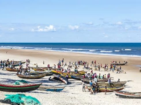 Casi un centenar de muertos en el naufragio de un barco con 130 pasajeros en Mozambique que huían por pánico al cólera