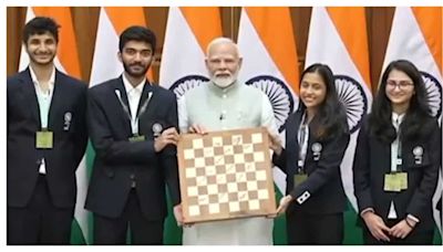 Watch: PM Modi hosts India's Chess Olympiad winners, enjoys Praggnanandhaa vs Arjun special match