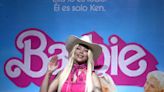 Bolivianos contagian el furor rosa con decenas de muñecas en el estreno de Barbie