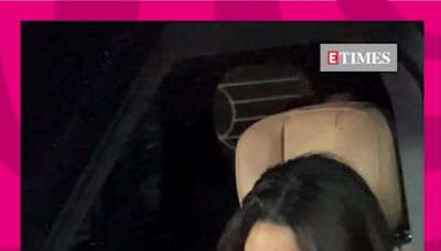 Janhvi Kapoor papped outside Arjun Kapoor's house to bring-in his birthday | Entertainment - Times of India Videos