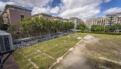 Barcelona desencalla en una precisa carambola el futuro de la Escola Entença, los bomberos y el Clínic