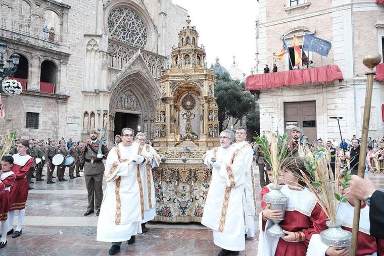 World’s Biggest Monstrance Created in Reparation for Spanish War Leads Yearly Procession