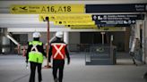 Amplían detención de ciudadano ecuatoriano sorprendido en zona de carga del Aeropuerto de Santiago intentando subirse a avión - La Tercera