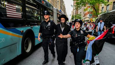 Manifestantes propalestinos protestan cerca de la Gala del Met en Nueva York