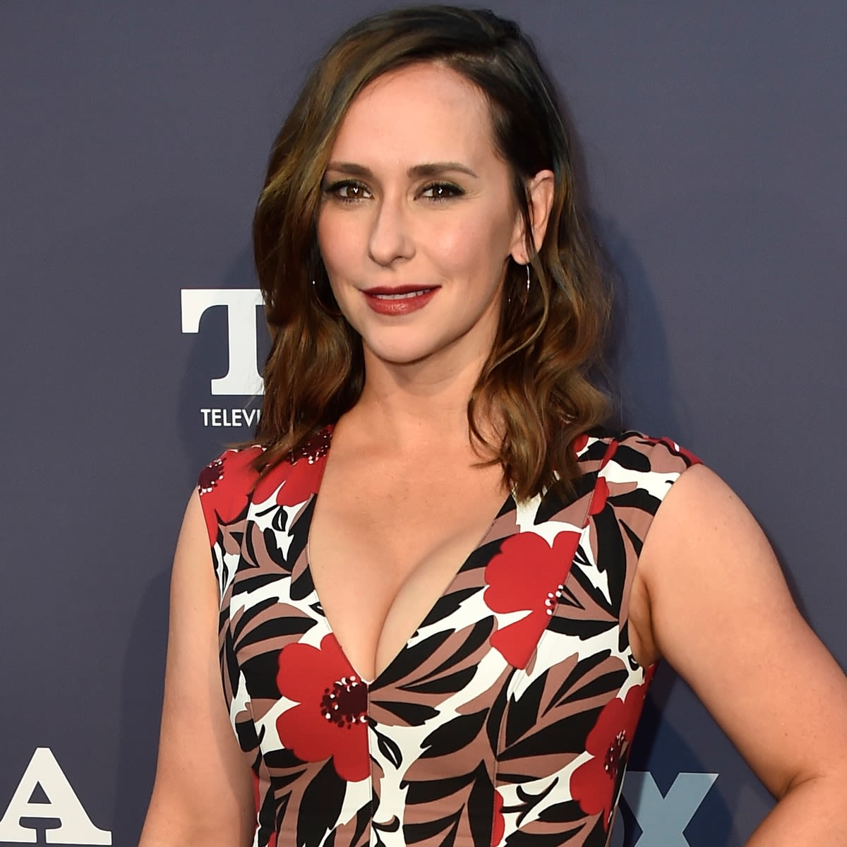 Why Jennifer Love Hewitt Watches Pimple Popping Videos Before Filming