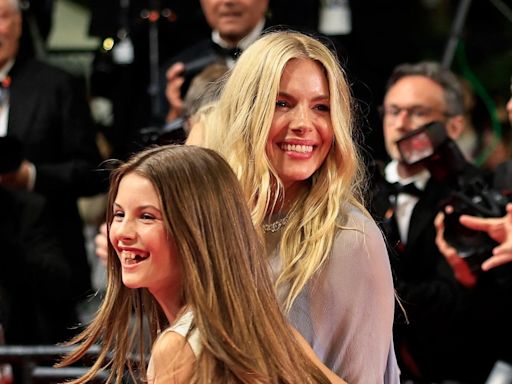 Sienna Miller y su hija Marlowe deslumbraron en la alfombra roja de Cannes con la matriarca de la familia