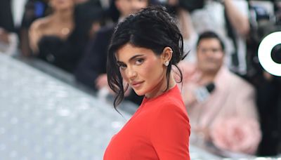 Kylie Jenner embraces natural beauty