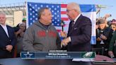 Eagles fans give Cowboys fan Chris Christie a warm welcome