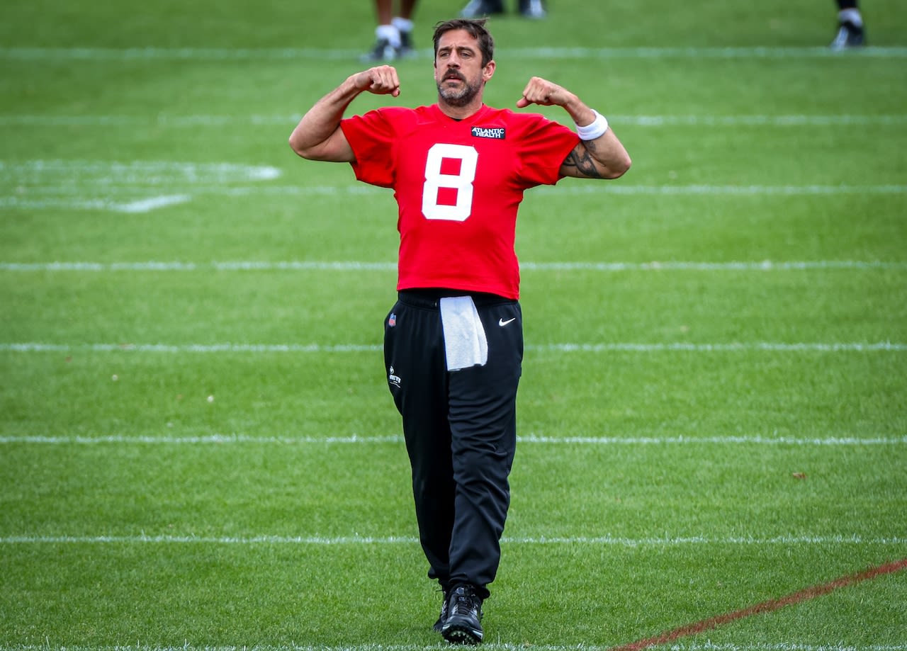 Jets’ Aaron Rodgers comforts crying fan on golf course