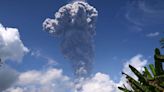 El volcán Ibu vuelve a entrar en erupción en Indonesia