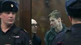Condenan a un poeta ruso a 7 años de cárcel por recitar versos contra la guerra en Ucrania