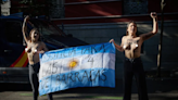 Feministas repudiaron la presencia de Javier Milei en la embajada argentina de España