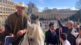 哥倫比亞國會開放帶寵物上班 竟有參議員騎馬來