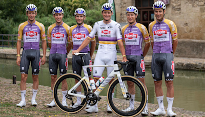 Tour de France : Mathieu Van der Poel dévoile un maillot hommage à son « papy » Raymond Poulidor