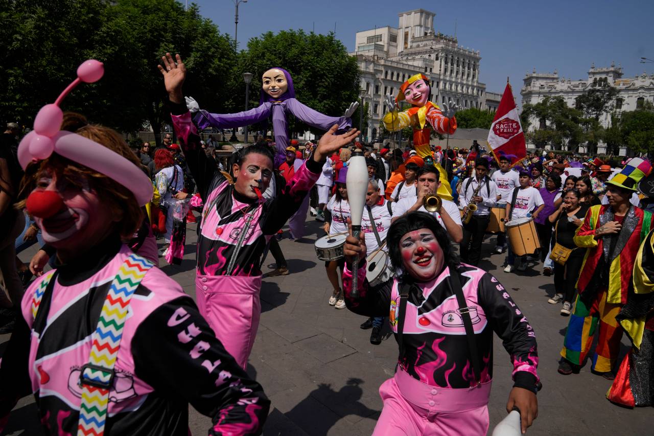 Hundreds in Peru mark Clown Day in hopes of getting the holiday official recognition