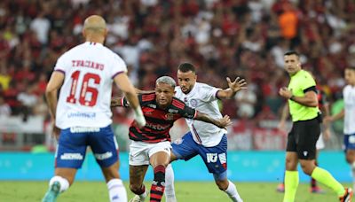 Com gol nos acréscimos, Flamengo vence o Bahia e assume a liderança do Brasileirão