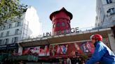 Las aspas del Moulin Rouge de París se desploman de madrugada