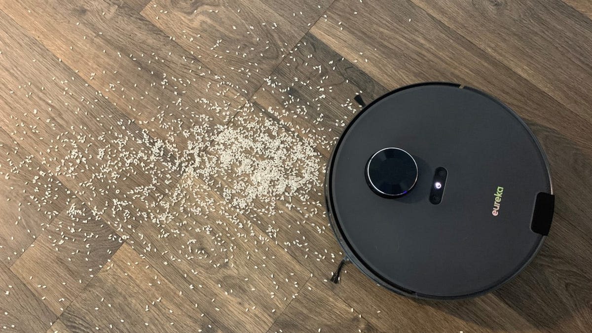 I compared a $90 robot vacuum to a $700 one. Here's my buying advice for budget shoppers