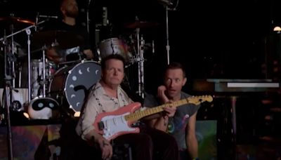 Coldplay recebe Michael J. Fox no palco do festival Glastonbury para performance de "Fix You"