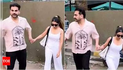 After Janhvi Kapoor, Arbaaz Khan snaps at paps during his outing with Sshura Khan: 'Back shot kyu le rahe ho' | Hindi Movie News - Times of India