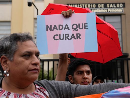 Protestan contra norma en Perú que clasifica siete identidades de género como "enfermedad mental"