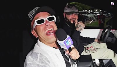 Carlitos 'El Productor' y sus travesuras con Farruko y otros famosos en Premios Juventud