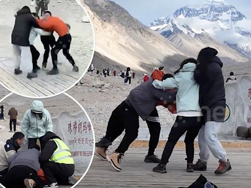 Mt. Everest tourists throw punches over the perfect selfie position