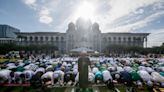 Hundreds demonstrate in front of Putrajaya court complex as top judges hear constitutional challenge to Kelantan Shariah criminal laws (VIDEO)