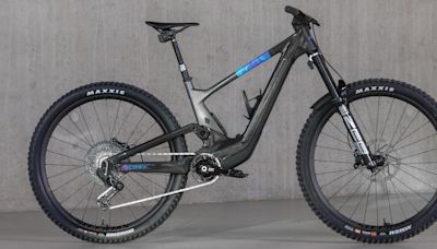 La nueva bicicleta de Nino Schurter para entrenar: una eléctrica vanguardista con motor y amortiguador camuflados