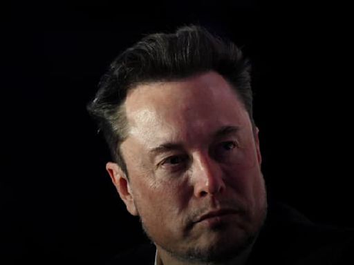 La fille trans d'Elon Musk répond au milliardaire, qui affirme qu'elle a été "tuée par le virus woke"