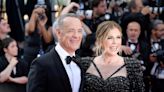 Rita Wilson dice que el momento incómodo en la alfombra roja de Cannes con Tom Hanks no es lo que parece