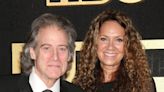 La esposa de Richard Lewis agradece a los fans por su apoyo