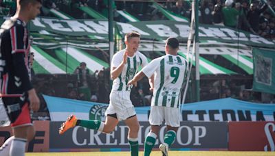 Video: un jugador del ascenso gritó un gol, se colgó del alambrado y casi termina en tragedia