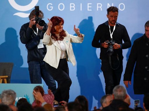 Reaparición pública de Cristina Kirchner abre intenso cruce con Javier Milei - La Tercera
