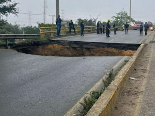 Así quedaron los carros que cayeron de puente que se desplomó en Barranquilla; hay caos