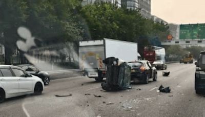 吐露港公路兩車相撞 私家車翻側女司機被困 出九龍擠塞