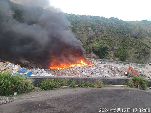 綠島垃圾場悶燒！夜間火勢驚人 白天濃煙亂竄