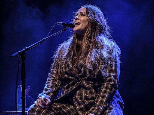 Alanis Morissette shares sweet photo with daughter Onyx on stage: ‘Singing ironic together’