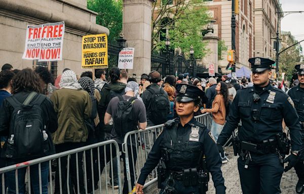 New York Mayor Says Conflict at Columbia Must End as Police Amass Nearby