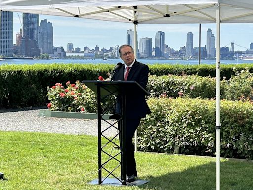 Petro inaugura en el jardín de la ONU un monumento dedicado a la paz en Colombia