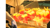 女員工「手捧髒拖把」放薯條燈下烘乾 澳洲麥當勞：單一事件
