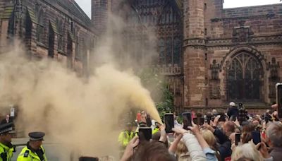 Manifestantes interrumpieron la boda del Duque de Westminster con humo naranja