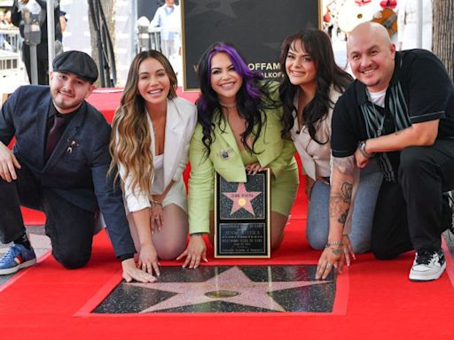 Chiquis y sus hermanos develan la estrella de Jenni Rivera en el Paseo de la Fama