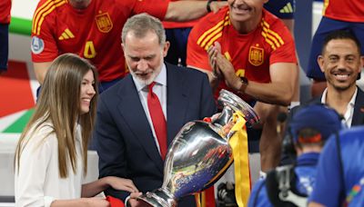 La timidez de la infanta Sofía en la Eurocopa: se niega a coger el trofeo pese a la insistencia del rey Felipe VI