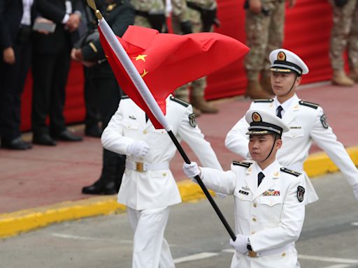 Una delegación militar de China participa en el desfile por la independencia de Perú