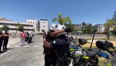 Un policía local de Jerez se despide entre abrazos y aplausos tras 38 años de servicio