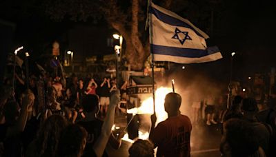 Anti-war protesters in Israel demand the government resigns